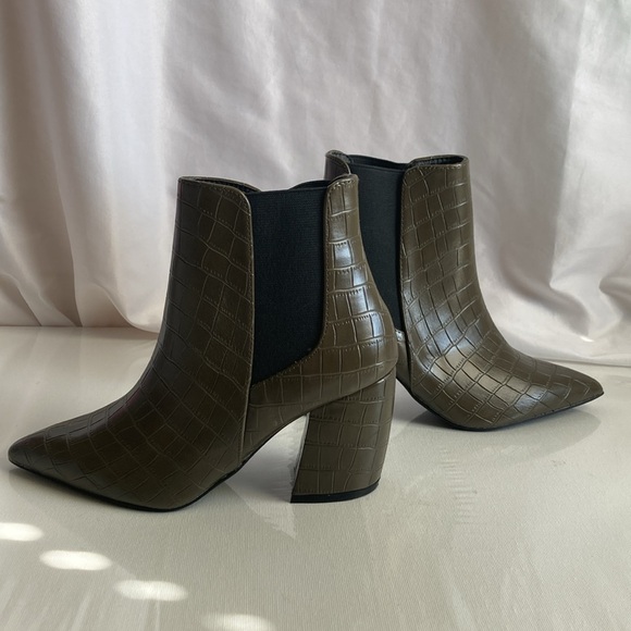 Lulus Vegan Croc Pointed Toes Chelsea Boots Size 6 - Picture 7 of 9